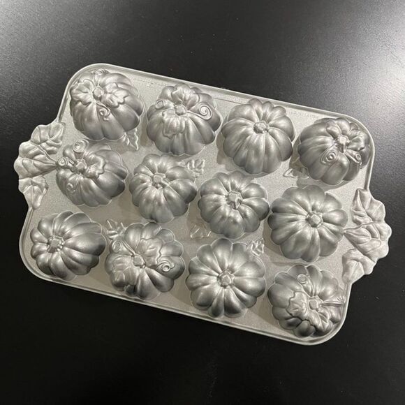 Nordic Ware Cast Aluminum Nonstick Pumpkin Patch Baking Cakes Muffins Pan - Picture 1 of 6